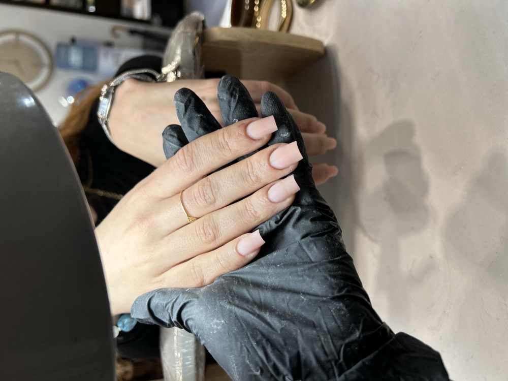 Manicura nude rosada amb forma quadrada
